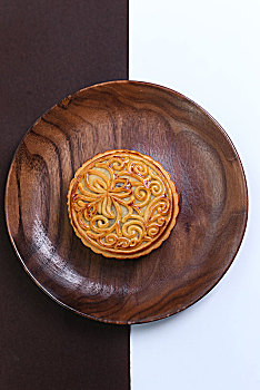 黑胡桃木盘子的广式月饼
