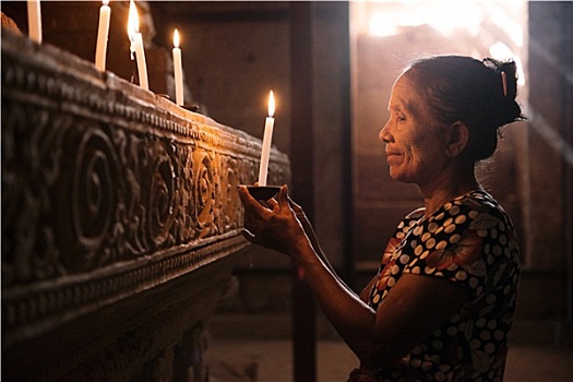 亚洲女性,祈祷,烛光