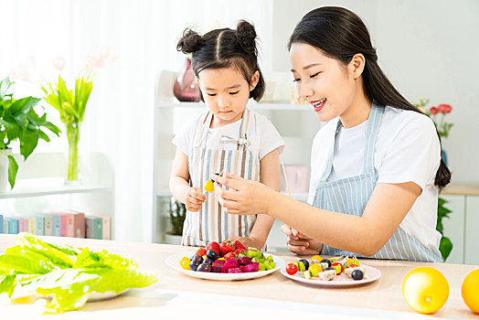 妈妈和女儿一起做水果沙拉