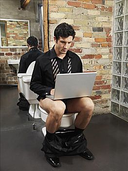 男人,坐,卫生间,使用笔记本,电脑