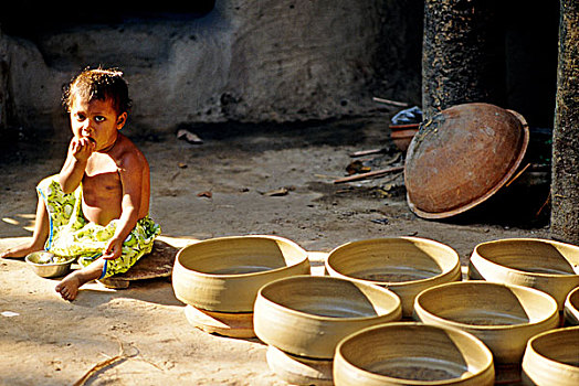 孩子,坐,旁侧,陶器,放,太阳,弄干,彩色,罐,花瓶,漂亮,城市,家庭,生计,许多,孟加拉