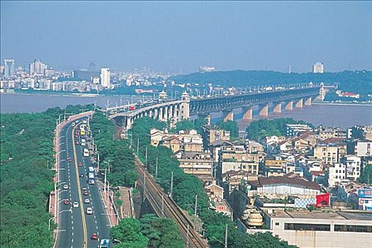 武汉长江大楼建于1957年长江首座钢铁桥