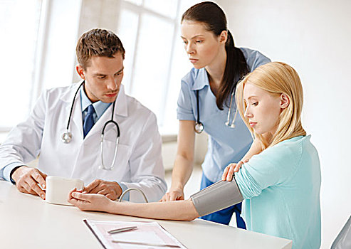 卫生保健,医学观念,忙碌,男医生,女护士,病人,医院,测量,血压