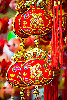 中国春节传统的饰品,灯笼与元宝造型春节饰品
