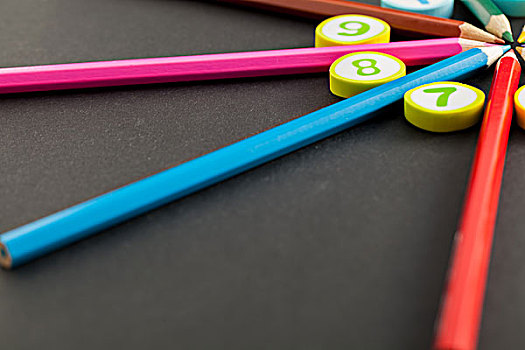 彩色铅笔和数字橡皮