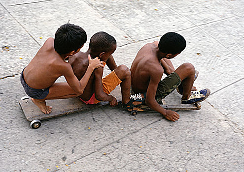 三个男孩,坐,滑板,俯视图