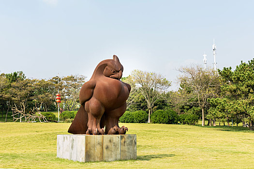 中国山东省青岛雕塑园内神兽朱雀雕塑