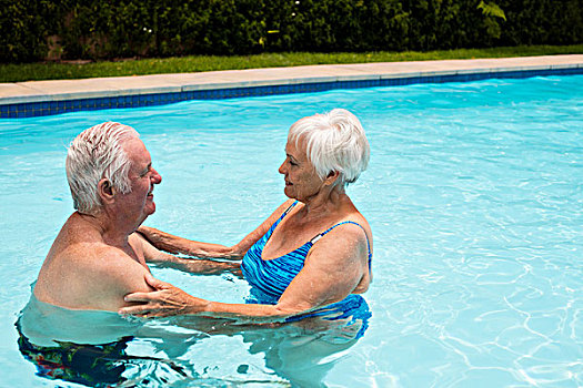 老年,夫妻,搂抱,相互,游泳池,高兴
