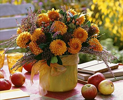 花瓶,大丽花,石南花,金丝桃属植物,浆果