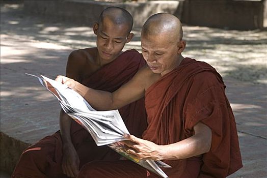 缅甸,曼德勒,两个,僧侣,读报
