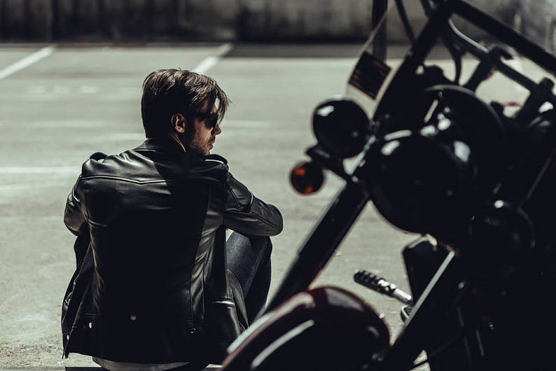 时髦,男人,摩托车,背面视角,男青年,皮夹克,坐,靠近,看别处