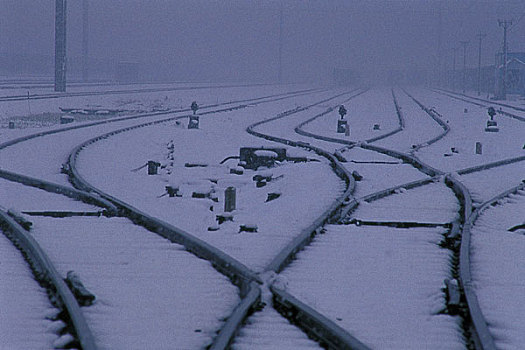 安徽雪中的铁轨