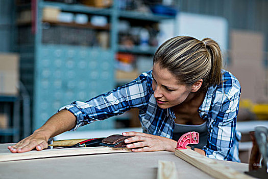 女性,木匠,擦,厚木板,工作间