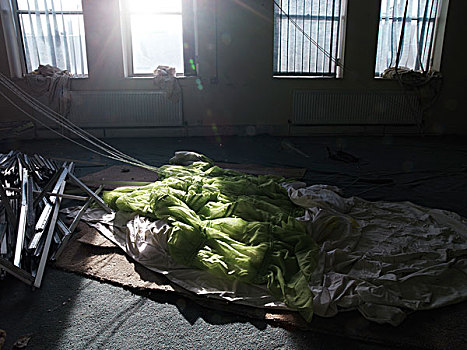 亮光,绿色,床罩,米色,地毯,灰色,旁侧,堆,金属,阳光,窗户,百叶窗,引起,镜头,交际,中心,伦敦,英国,2008年