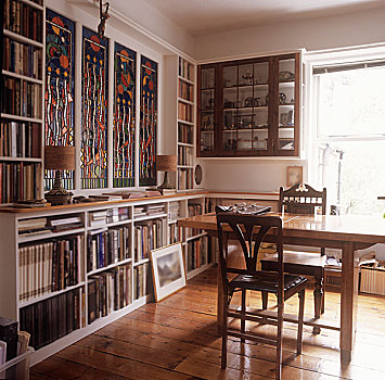 木桌,椅子,书架,彩色玻璃