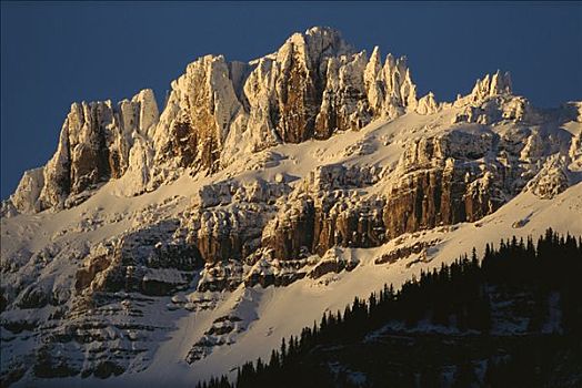齿状,积雪,山,碧玉国家公园,艾伯塔省,加拿大