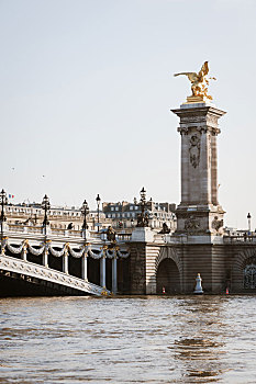 法国巴黎塞纳河涨水亚历山大三世桥