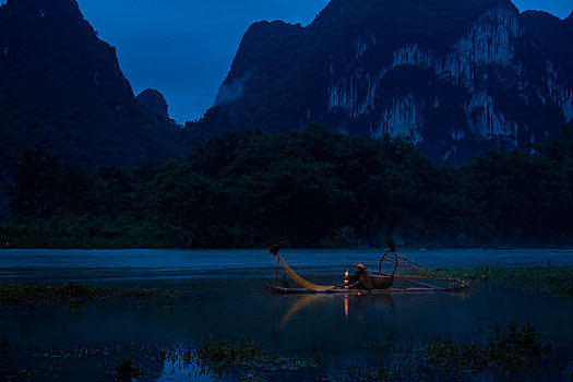 广西桂林九马画山的雨夜孤舟