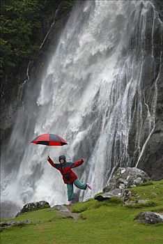 女人,跳舞,伞,正面,瀑布,雪墩国家公园,格温内思郡,北威尔士,英国