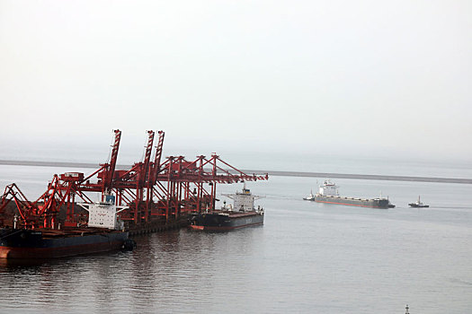山东省日照市,蓝天碧海映衬下的港口生产繁忙有序