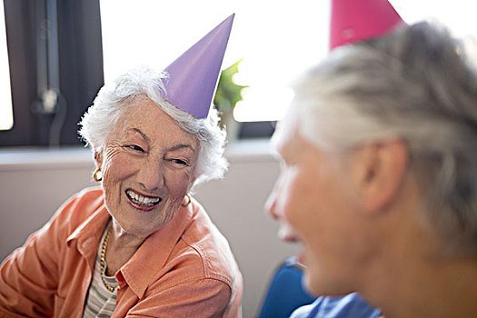 微笑,老年,女人,穿,派对帽,交谈,养老院