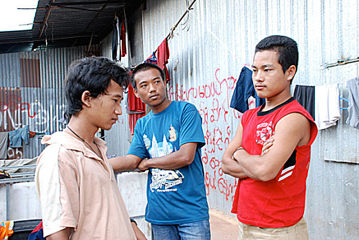 三个,年轻,移民,18-19岁,左边,缅甸,家庭,工作,家,男人,红色,t恤,马来西亚,工人