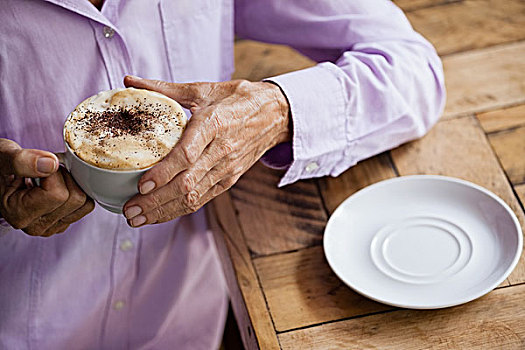 老年,女人,拿着,咖啡杯,站立,桌子,局部,图像