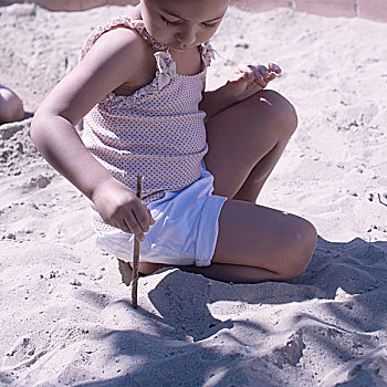 小女孩,玩,沙子,棍