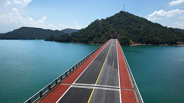 蓝天下的杭州大桥