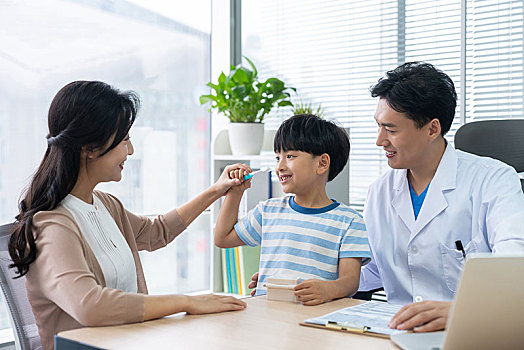 医生介绍正确刷牙方法