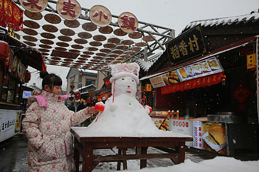 旅游小镇喜迎瑞雪,游客堆雪人寻找童年回忆