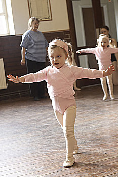 女孩,背景,跳舞,教师,序列,人,女人,芭蕾舞教师,孩子,幼儿,3岁,群体,芭蕾舞团,跳芭蕾,衣服,粉色,芭蕾舞鞋,练习,移动性,移动,休闲