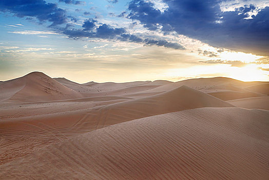 黄昏下的沙漠
