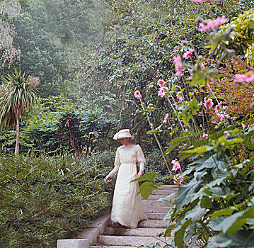 女人,白色长裙,花园