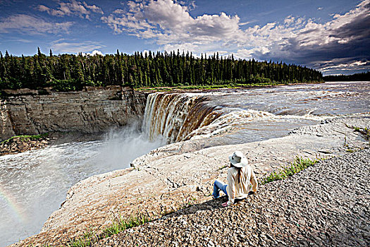 坐,女人,边缘,亚历山大,瀑布,双子瀑布,峡谷,加拿大西北地区,加拿大