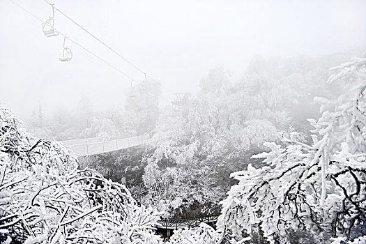 天门山雪景与索道