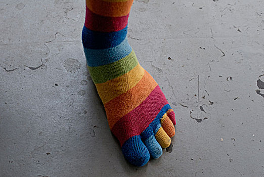 一个,脚,彩虹,色彩,浸湿,独特,手指,相互,脚趾,站立,脏,涂绘,灰色,地面