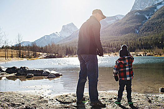 爷爷,孙子,旁侧,河,后视图,落基山脉,艾伯塔省,加拿大