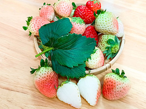 白草莓,草莓上市