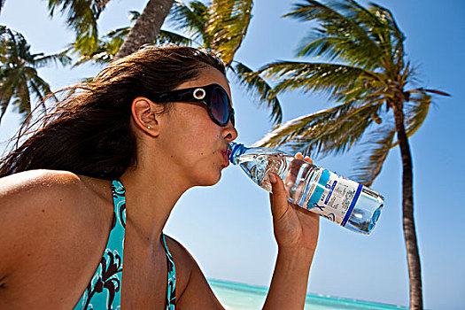 年轻,女人,喝,水,瓶子,海滩,棕榈树,树