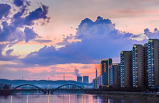 全景,建筑群,高楼,河,灯,夜景,夕阳,倒影,云霞,乌云,城市夜景,草,剪影,风光,水面,奇景