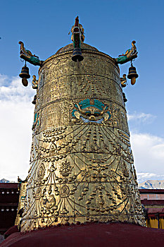 西藏拉萨大昭寺建筑大铜钟