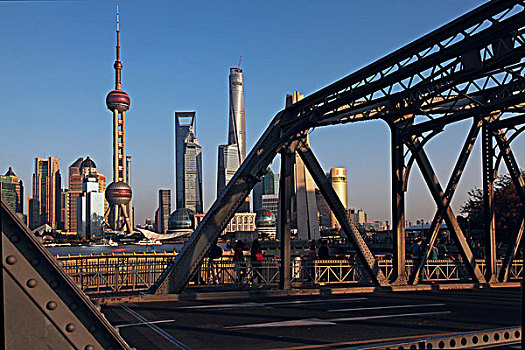 从上海苏州河外白渡桥眺望浦东陆家嘴,上海中心大厦已巍然矗立