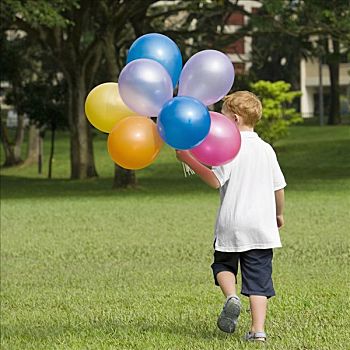 后视图,男孩,拿着,气球,公园