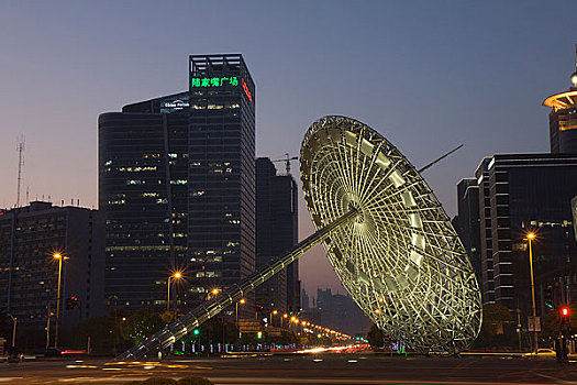 上海浦东的雕塑,东方之光,和世纪广场的夜景