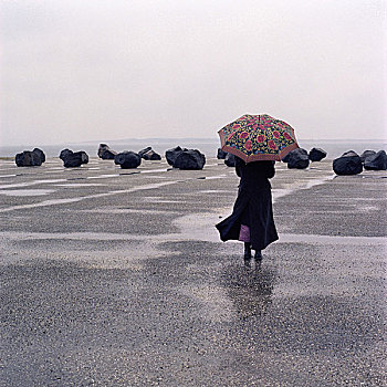 石头,女人,伞,背面视角,海景,下雨