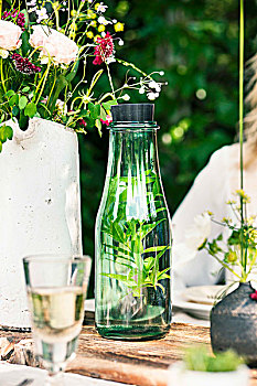 矿泉水,清新,药草,玻璃杯,玻璃瓶,花园桌