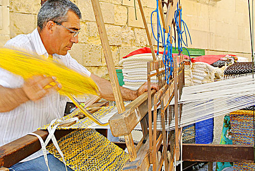 瓦莱塔大街上的传统编织者