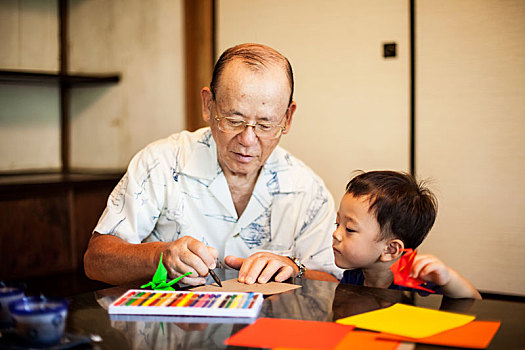 日本人,男人,小男孩,坐,桌子,制作,折纸,动物,浅色,纸