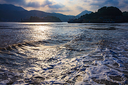 海浪,浪花,大海,海洋,阳光,广阔,翻腾,天空